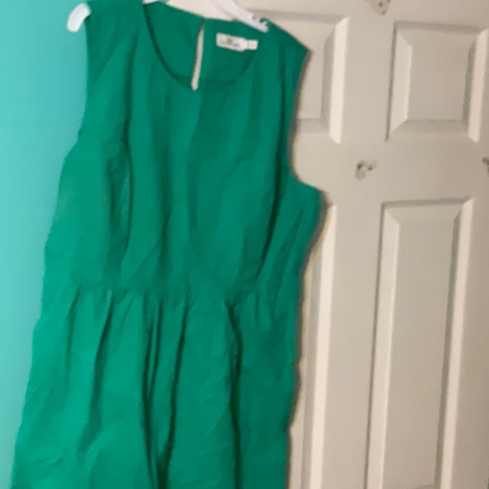 Green sleeveless vv dress